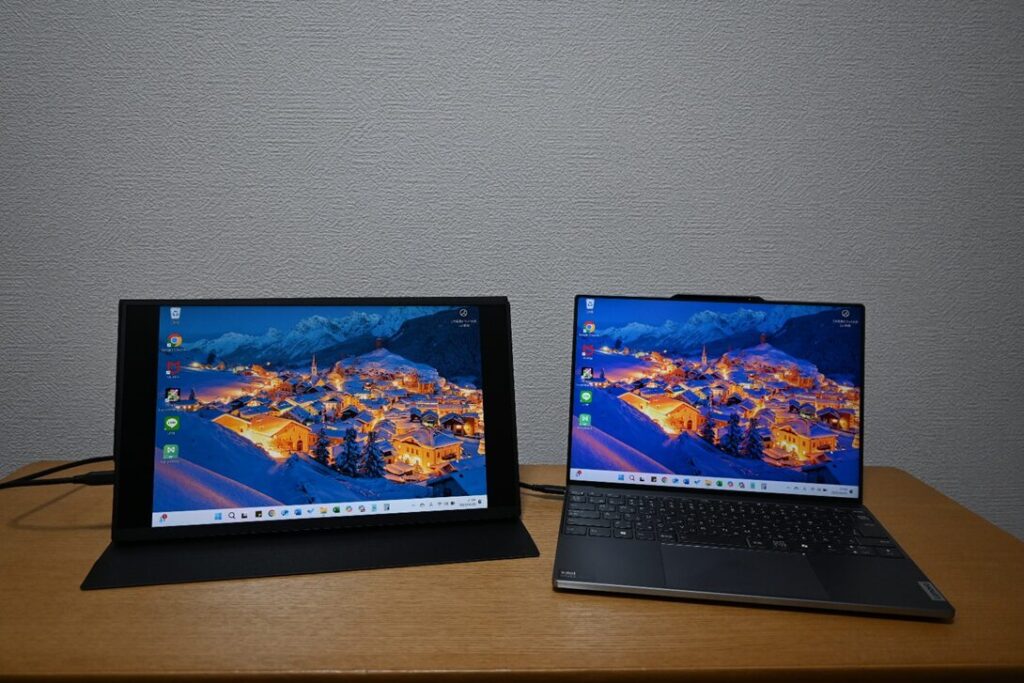 PCとモバイルモニターを繋いだ写真