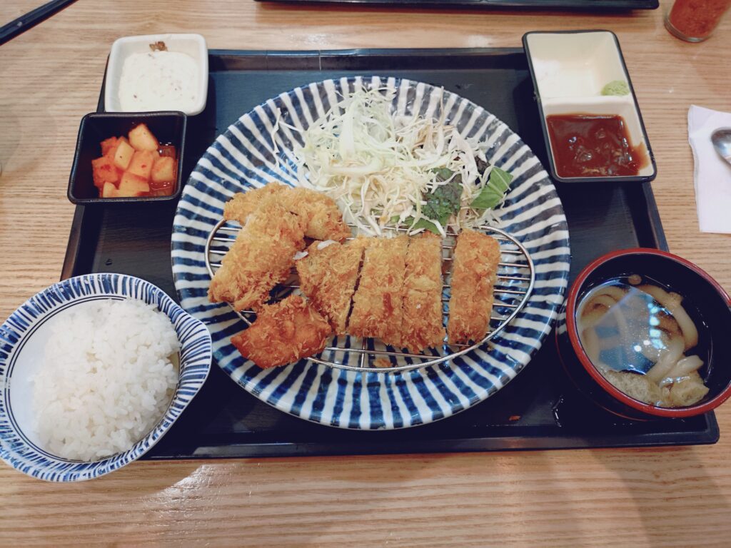 とんかつ定食の写真