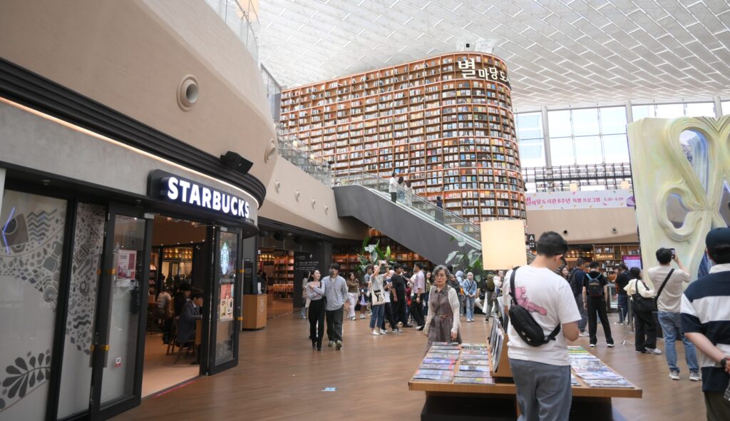 ピョルマダン図書館とスタバ