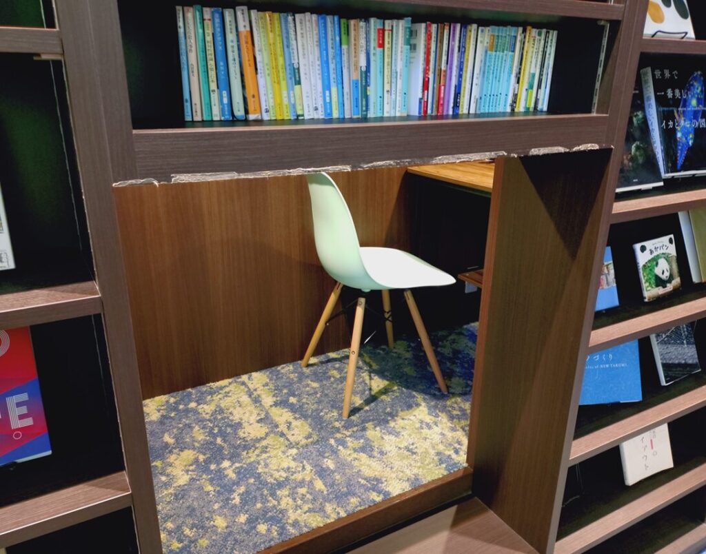 隠れ部屋的な読書スペース