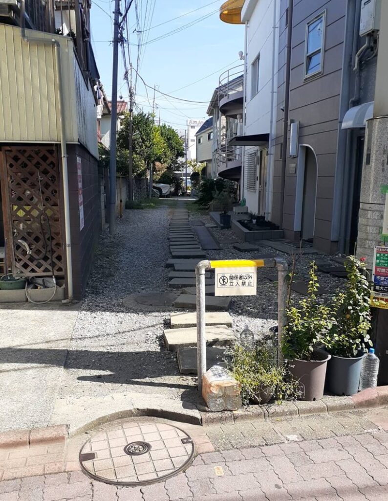 紺先輩が住んでいるマンションへ続く道