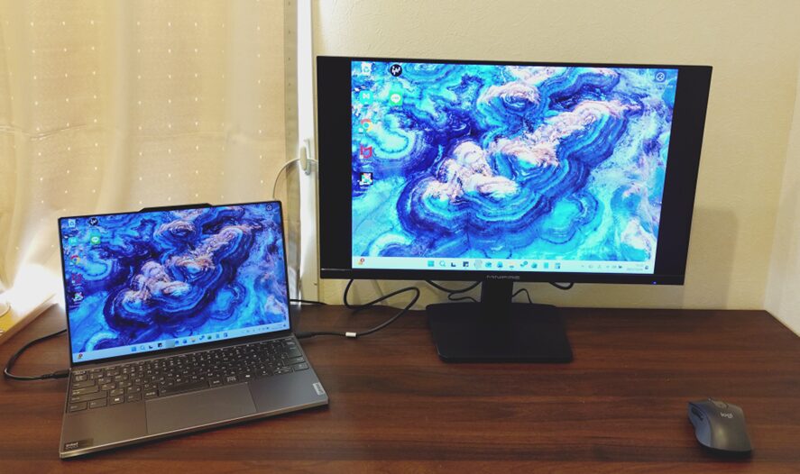 ノートPCとディスプレイを繋いだ写真
