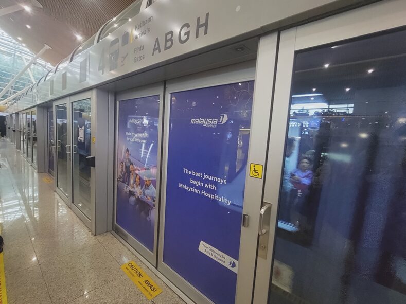 エアロトレインのホームドア