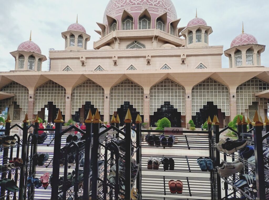 モスク前の靴箱