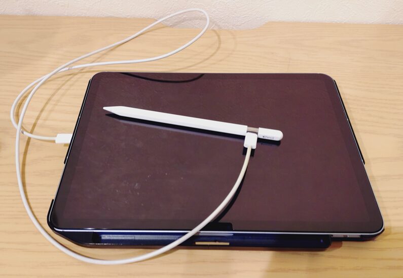 iPadとApple Pencilをケーブル接続した写真