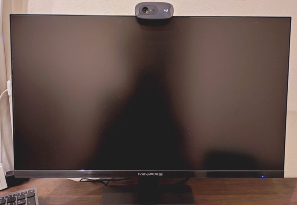 Webカメラを装着したディスプレイ