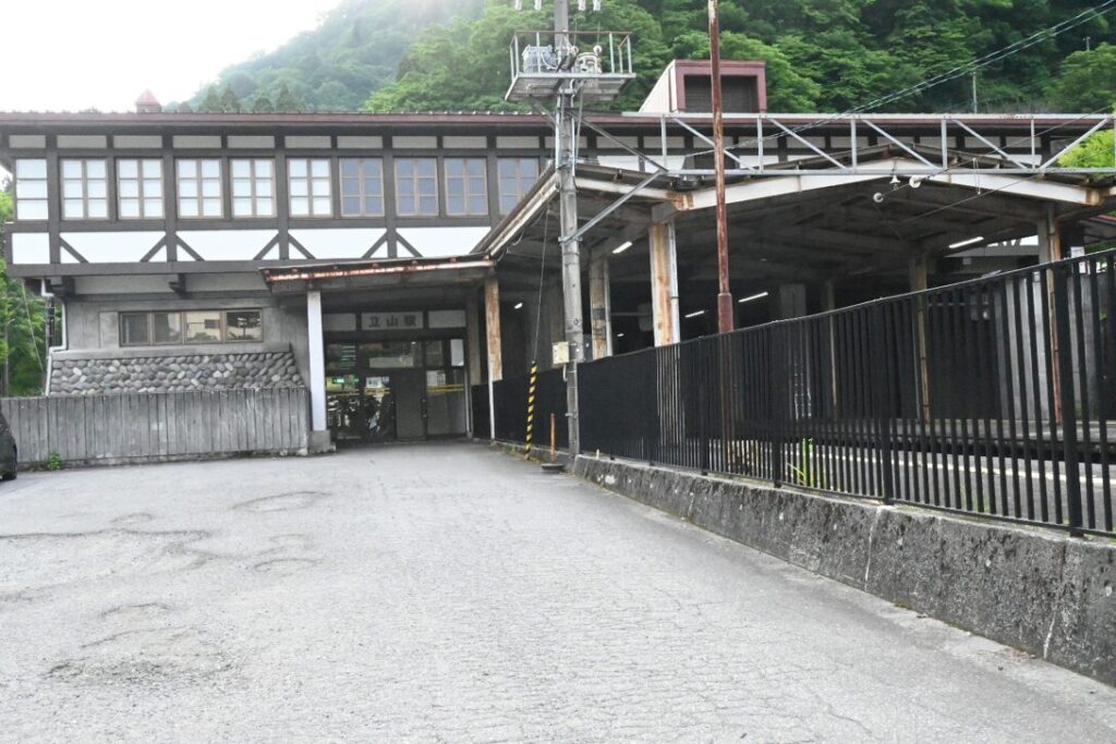立山駅の外観