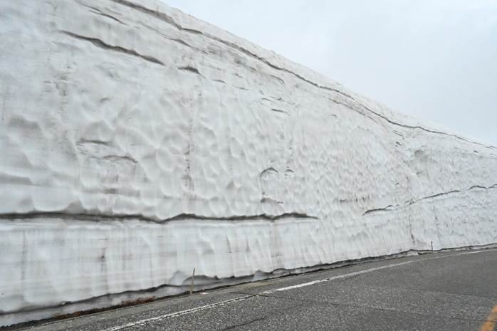 雪の大谷の雪壁の写真
