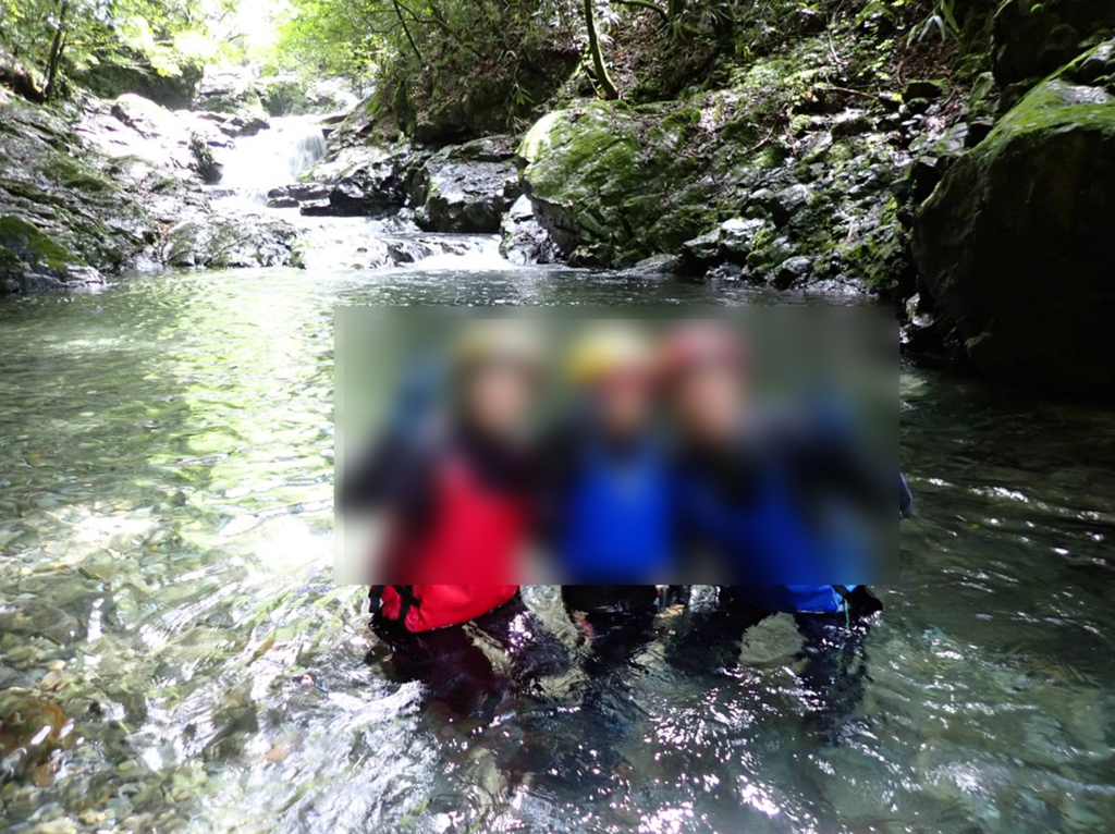 Family photo in canyon ①