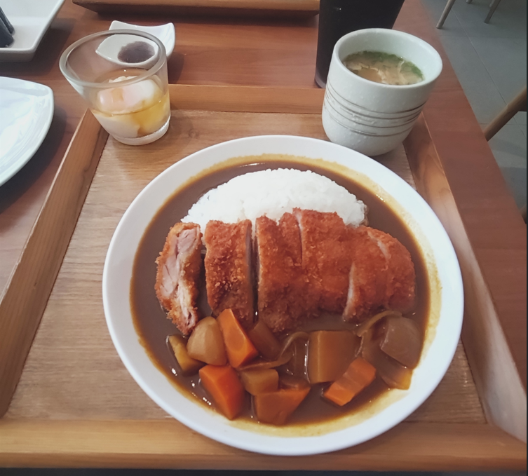 チキンカツカレーの写真