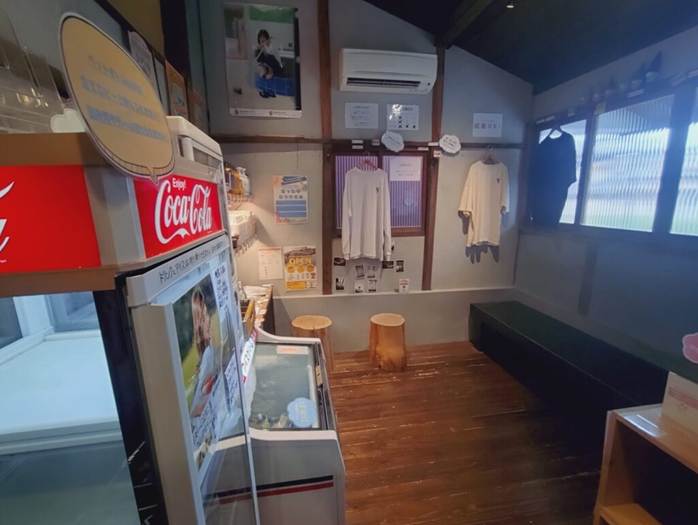 small merchandise area with benches