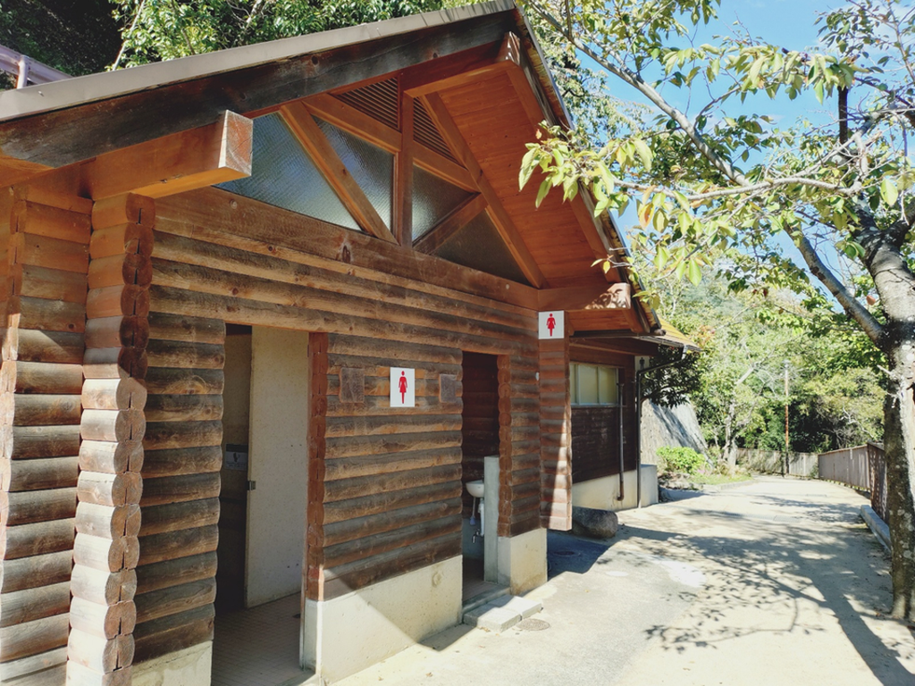restrooms around the observation deck