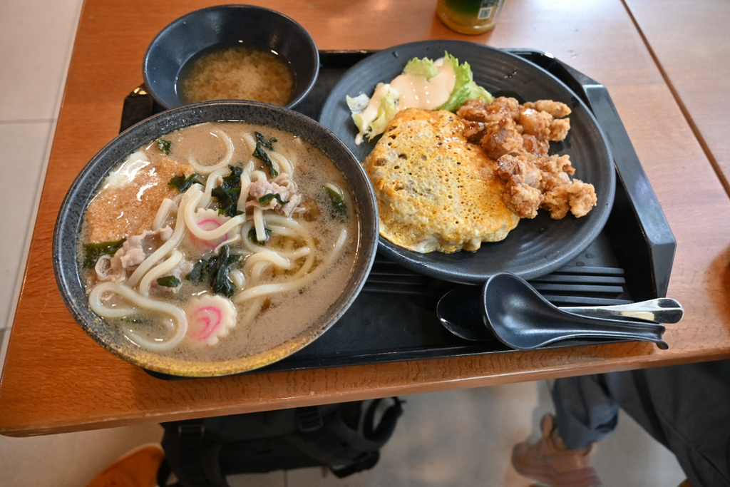 から揚げとなんか卵のせチャーハンみたいな料理とうどん